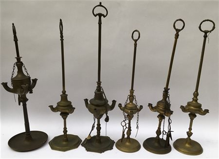 Lotto composto da sei lampade fiorentine in bronzo con coppa a tre fiamme, di c