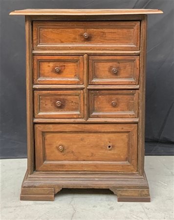 Piccolo cassettone in legno a sei cassetti, piedi a mensola. Secolo XVIII (cm 6