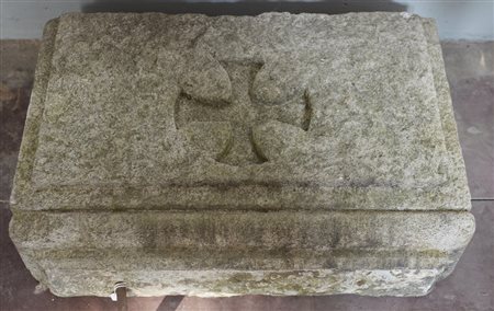 Base in pietra con fronte decorato con croce di Malta (cm 70x48x17,5) (difetti