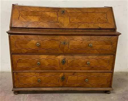 Ribalta a tre cassetti lastronata in noce e decorata da intarsi con cornici a c