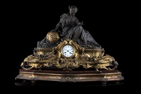 Grande pendola in bronzo, metallo dorato e patinato e marmo raffigurante l’Alle