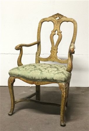 Poltrona in legno intagliato laccato e dorato, dipinta a motivi floreali, regi