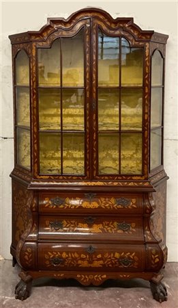 Mobile vetrina olandese di forma scantonata riccamente intarsiato a motivi flor