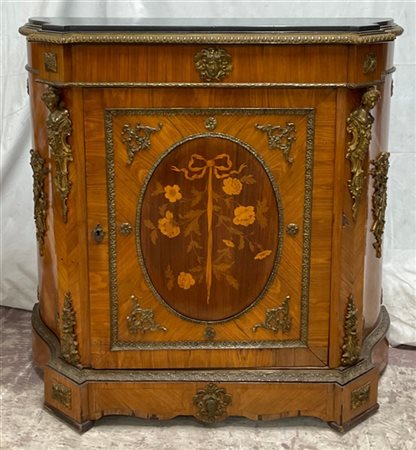 Credenza di forma sagomata ad un'anta pannellata, lastronata e intarsiata in le