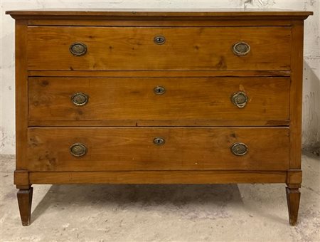 Comò "Luigi XVI" con fronte a tre cassetti, fianchi riquadrati e piedi rastrema