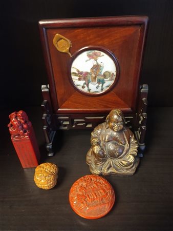 Manifattura Orientale. Lotto composto da uno schermo da tavola centrato da plac