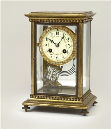 Orologio con cassa in ottone dorato e vetri. Quadrante in smalto a numeri arabi