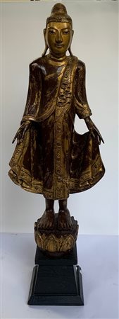 Manifattura Sud Est asiatico inizi sec. XX, Buddha stante (lievi difetti)
(h. 9
