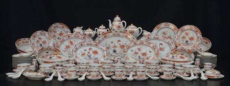 Servizio per dodici persone in porcellana di Macao (Cina), sec. XX; decorato a