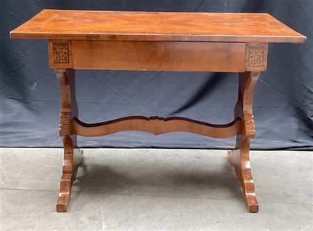 Scrittoio "Biedermeier" da centro con cassetto sottopiano. Filettato e intarsia