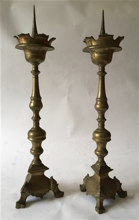 Coppia di antiche torciere in bronzo, base tripode e fusto tornito ( h cm 75) (