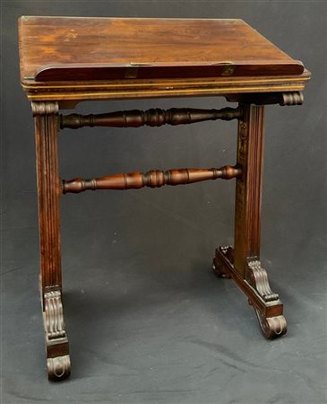 Tavolino a leggio in legno lastronato, montanti scanalati e intarsiati in metal