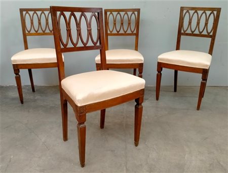 Lotto di quattro sedie in legno con schienale traforato, gambe a obelisco roves