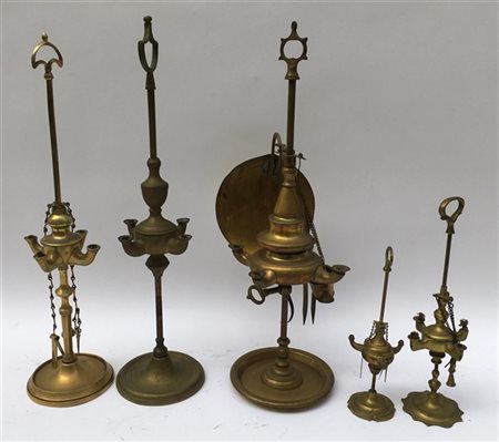 Lotto composto da cinque lampade fiorentine in bronzo, di cui una con ventola e