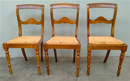 Lotto di tre sedie in legno intagliato, schienale a giorno, gambe anteriori tor
