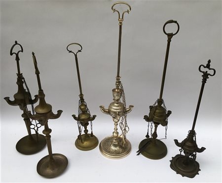Lotto composto da sei lampade fiorentine in metallo con coppa a quattro fiamme,