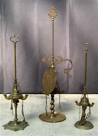 Lotto composto da tre lampade fiorentine in bronzo con coppa a quattro fiamme e