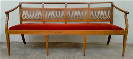 Divano in legno intagliato con schienale traforato, braccioli mossi, gambe ante