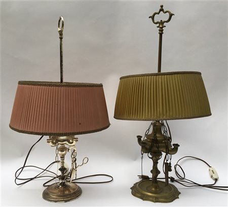 Lotto composto da quattro lampade fiorentina in metallo con accessori e paralum