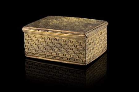 Scatola in bronzo decorata a motivi stilizzati. Secolo XIX (cm 7x3x5)