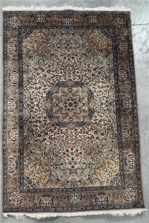 Tappeto Shrinagar, India, secolo XX. Decoro con medaglione azzurro e beige su f