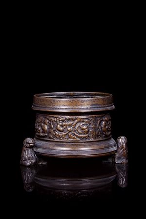 Calamaio tripode in bronzo decorato a mascheroni tra volute. Secolo XVIII (h. c