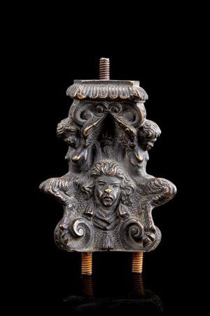 Antico fregio in bronzo decorato a figure femminili alate e mascherone tra volu