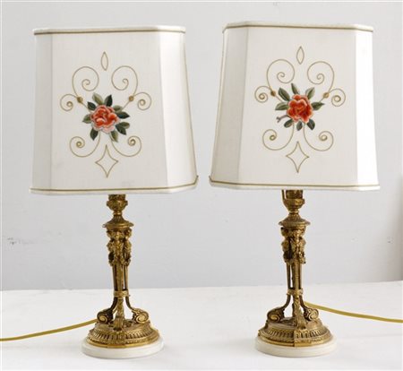 F. Gervais, coppia di candelieri ad una fiamma in bronzo dorato e cesellato ad