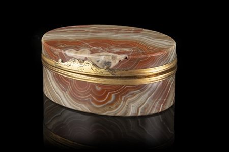 Scatola in agata e metallo dorato. Secolo XIX (cm 8x3,5x6) (gravi difetti)
