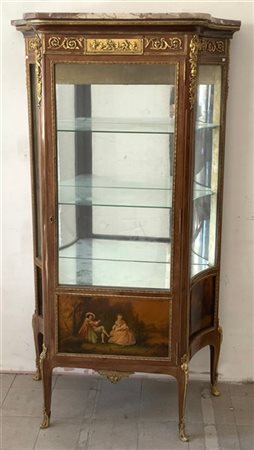 Vetrina scantonata lastronata e decorata da placche, fregi, profili e scarpette