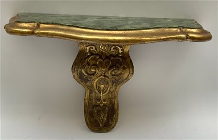 Piccola mensola in legno intagliato e dorato con piano laccato in finto marmo (