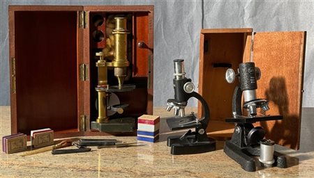 Lotto composto da tre microscopi di cui due di produzione della metà del XX sec