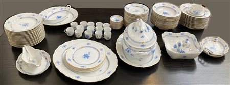 Manifattura di Herend. Parte di servizio in porcellana dipinta a mano in oro e