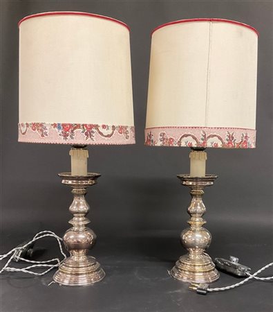 Coppia di lampade da tavolo a una luce con fusto in metallo argentato (h tot cm