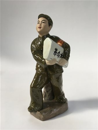 Figura di rivoluzionario in porcellana policroma. Cina, seconda metà sec. XX
(h
