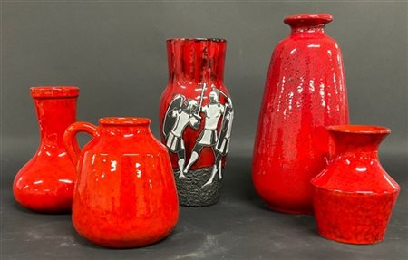Lotto di cinque vasi in ceramica a smalto rosso di cui uno decorato con guerrie