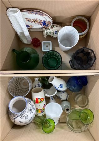 Lotto di quattro cartoni contenenti bicchieri, vasi ed altri oggetti in vetro e