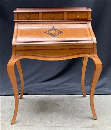 Piccolo scrittoio a ribalta da centro in legno chiaro, filettato e intarsiato.