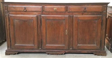 Antica credenza a tre sportelli pannellati e tre cassetti, piedi a mensola (cm