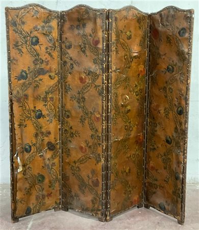 Paravento in cuoio a quattro ante decorato con borchie in metallo, dipinto a mo