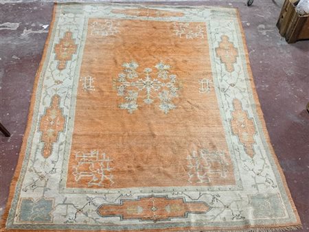 Tappeto Ushak, Anatolia, inizio secolo XX. Decoro con piccolo medaglione florea