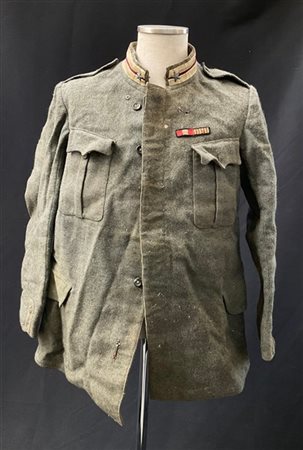 Cartone contenente gualdrappa decorata con lo stemma di Re Umberto I e divise d