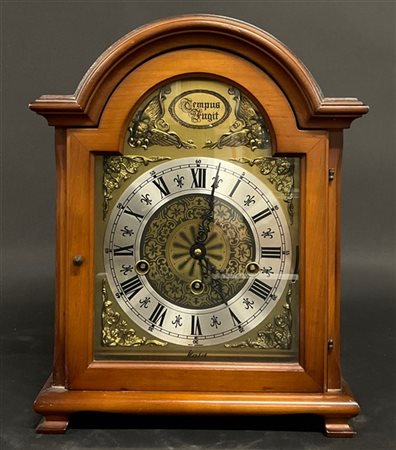 Tempus Fugit
Pendola da tavolo con cassa in legno, quadrante in metallo a numer