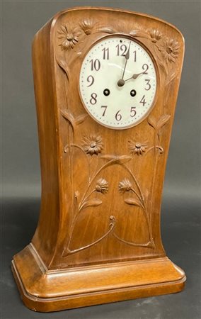 Pendola da tavolo Liberty con cassa in legno intagliato a margherite. Quadrante