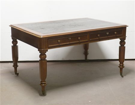 Scrivania da centro in legno con piano in pelle, quattro cassetti nella fascia,