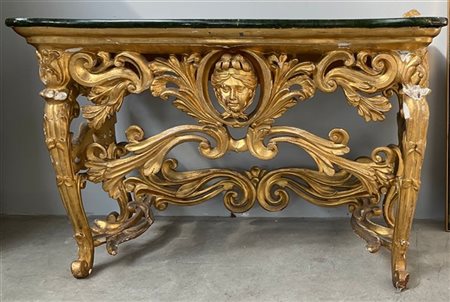 Consolle in legno intagliato e dorato a volute e motivi vegetali,fronte centrat