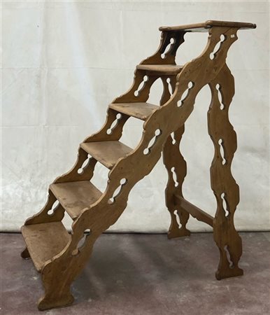 Scala da biblioteca a sei pioli con montanti sagomati, secolo XVIII (cm 55x108x