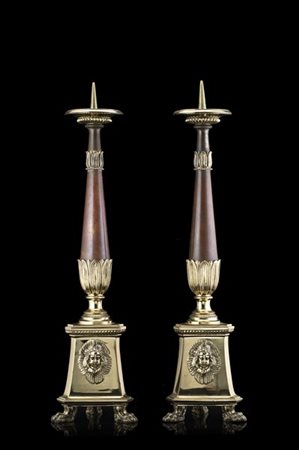 Coppia di portaceri tripodi in bronzo e metallo, base triangolare decorata a pu