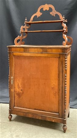 Credenza con alzata in legno, fronte con anta riquadrata, montanti a mezza colo