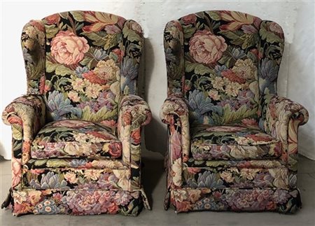 Coppia di poltrone bergere rivestite in tessuto a fiori a piccolo punto. (difet